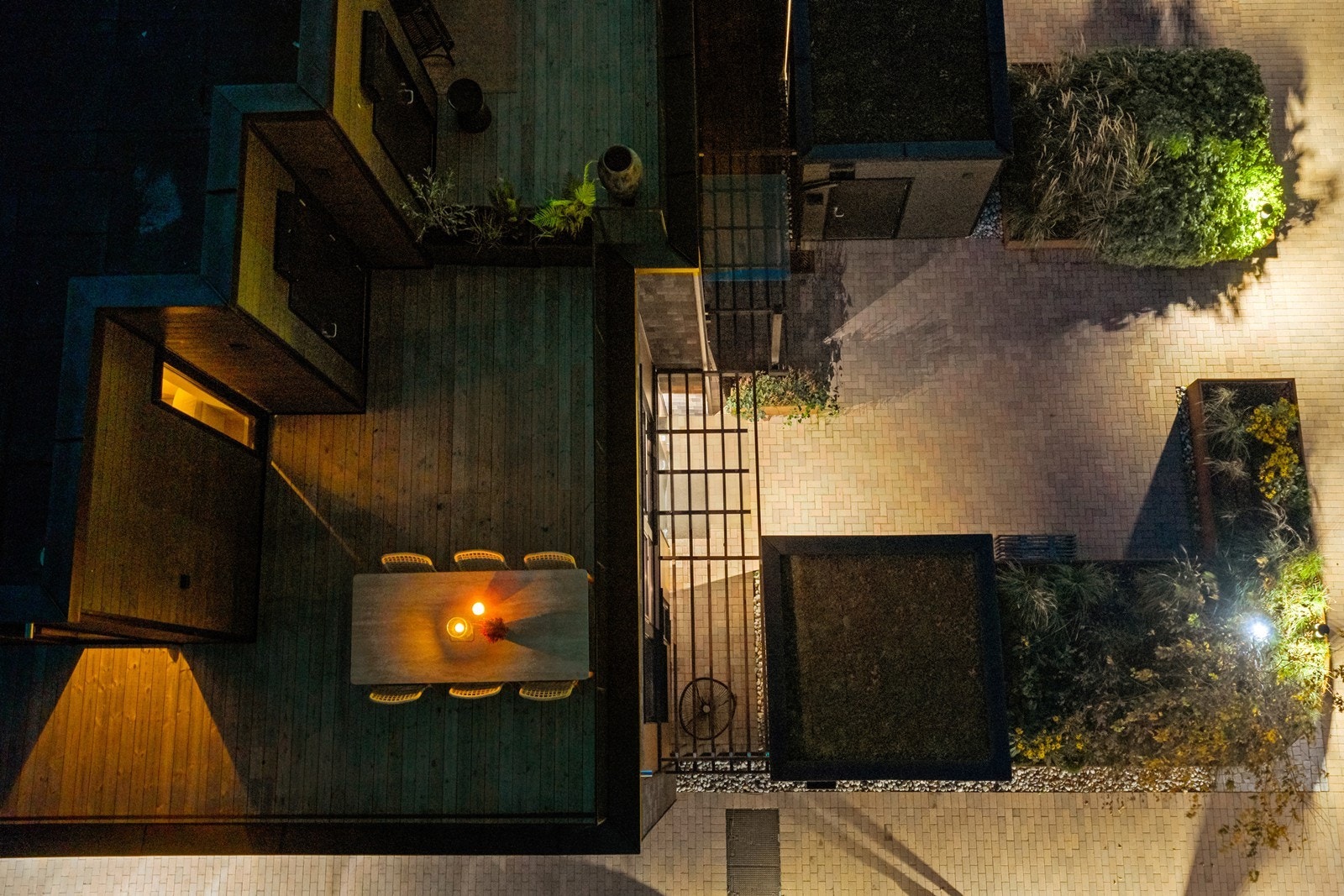 Boligen har flere uteplasser fordelt over henholdsvis første og tredje etasje. Galleribilde