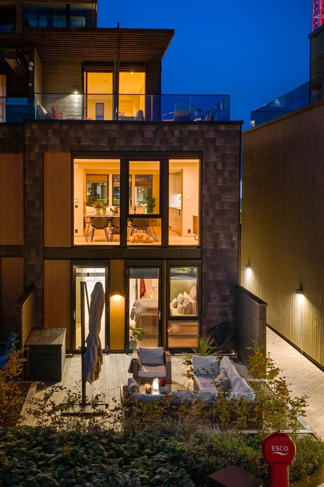 Boligen holder en gjennomgående høy standard med store vindusflater i alle etasjer. Galleribilde