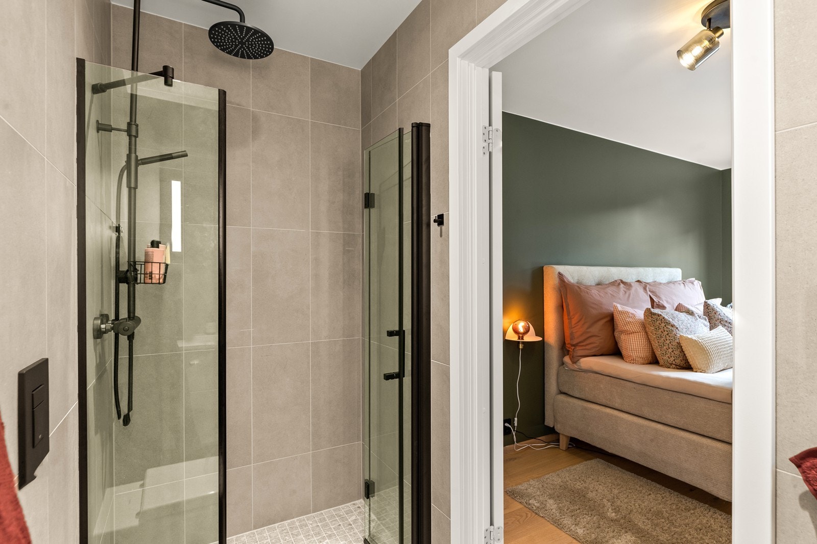 Hovedsoverommet har et privat "en suite" baderom i delikat utførelse. Galleribilde