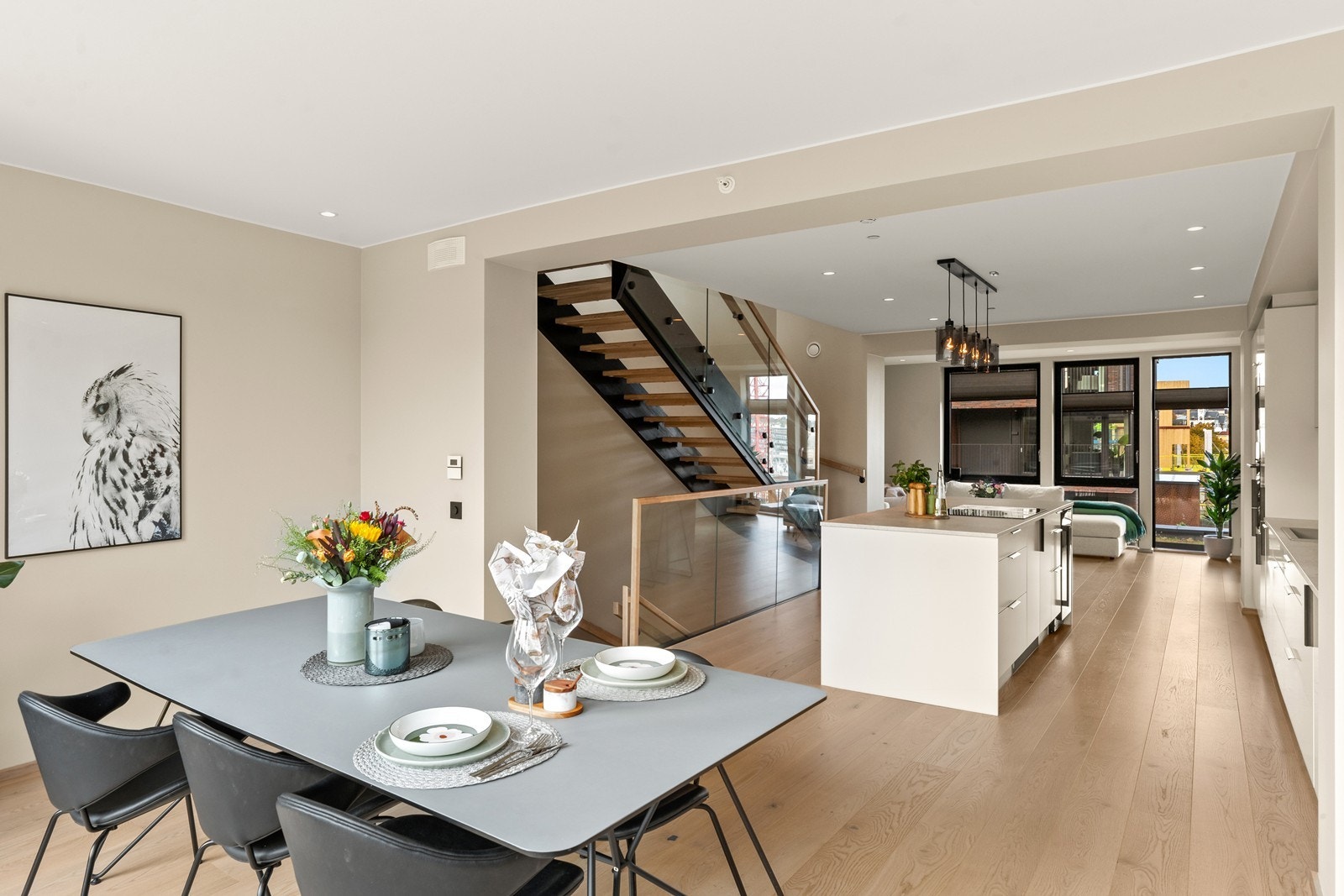 Spisestuen har sin naturlige plass på den ene siden av kjøkkenet og på den andre siden kan man slappe av i salongen. Galleribilde