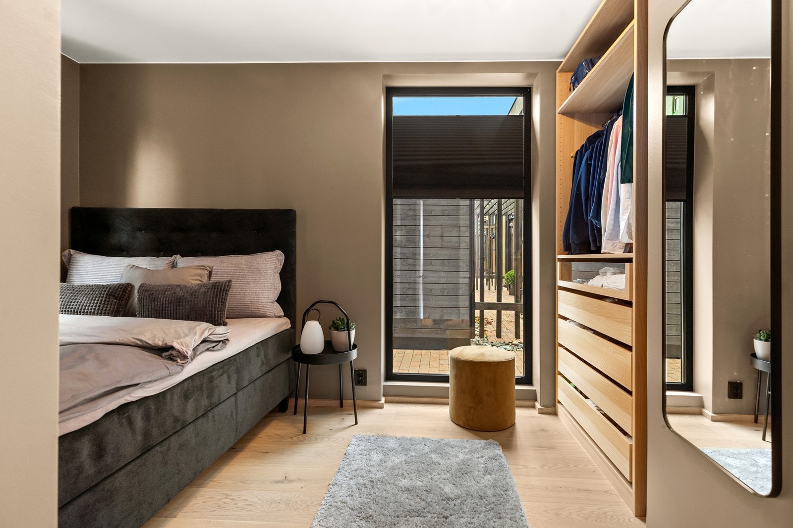 Rommet har en åpen garderobeløsning for effektiv lagring av klær. Galleribilde