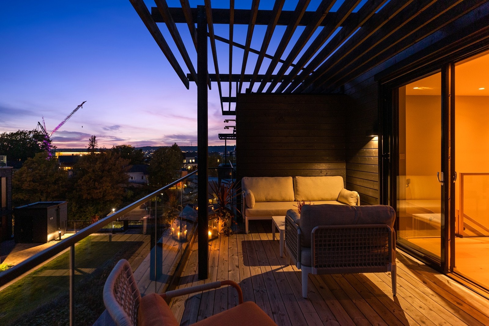 Loftstuen i 3. etasje har utgang til den flotte takterrassen. Galleribilde