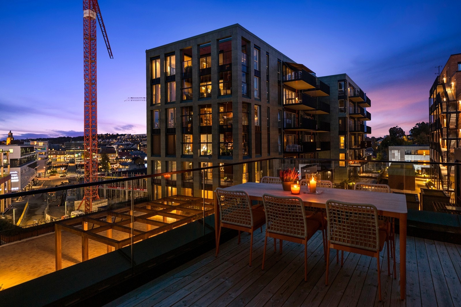 Solforholdene er også blant boligens store styrker. Her har du sol gjennom hele dagen, og takterrassen byr på nydelig kveldssol - perfekt for rolige sommerkvelder, grilling eller hyggelige sammenkomster. Galleribilde