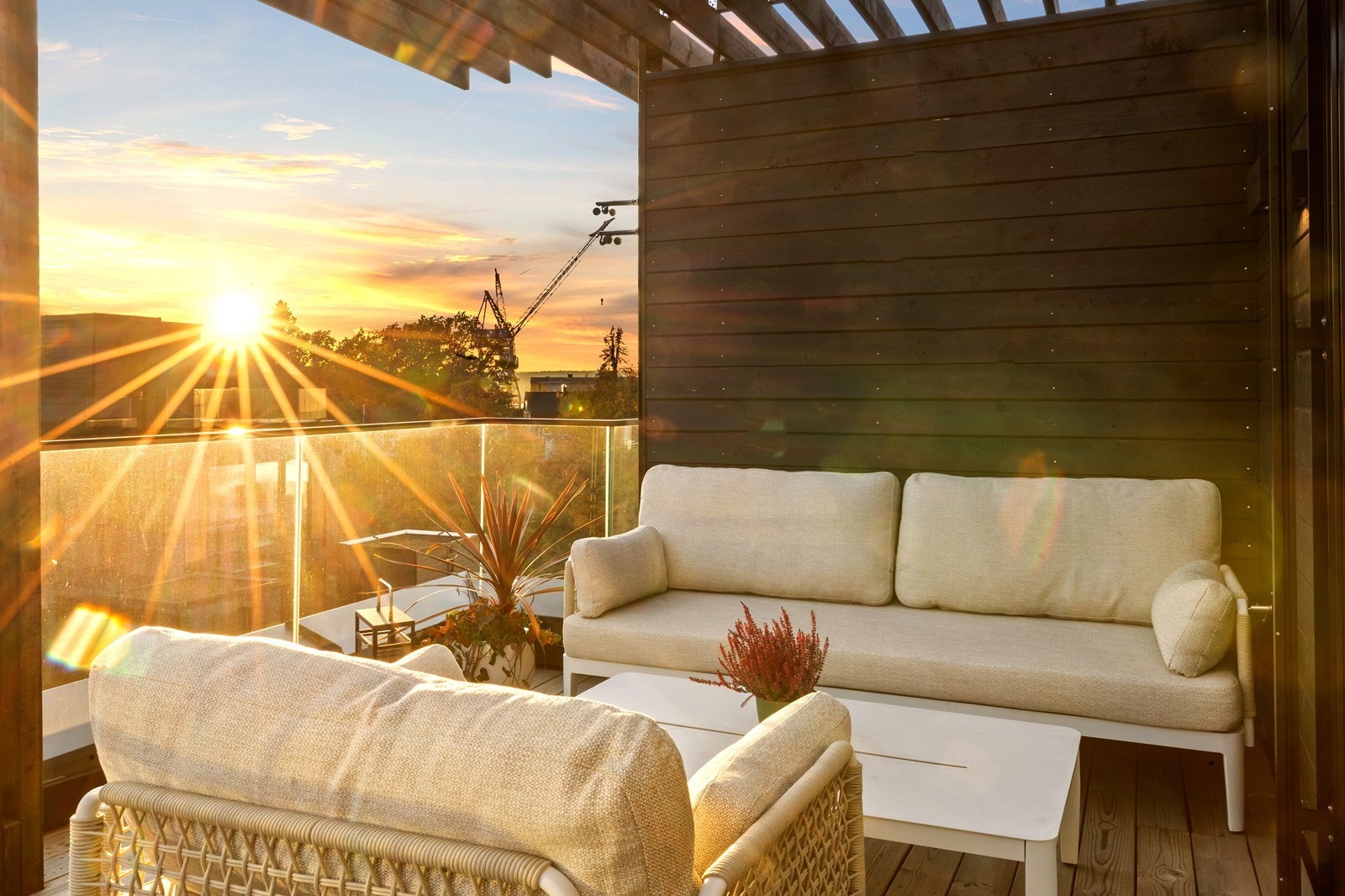 Takterrassen er en privat oase med god plass til flere sittegrupper. Galleribilde