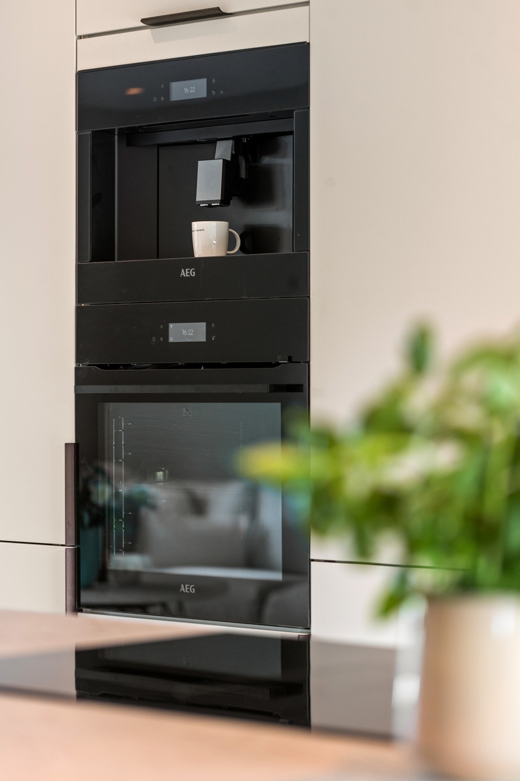 Kjøkkenet er utstyrt med blant annet integrert kaffemaskin. Galleribilde