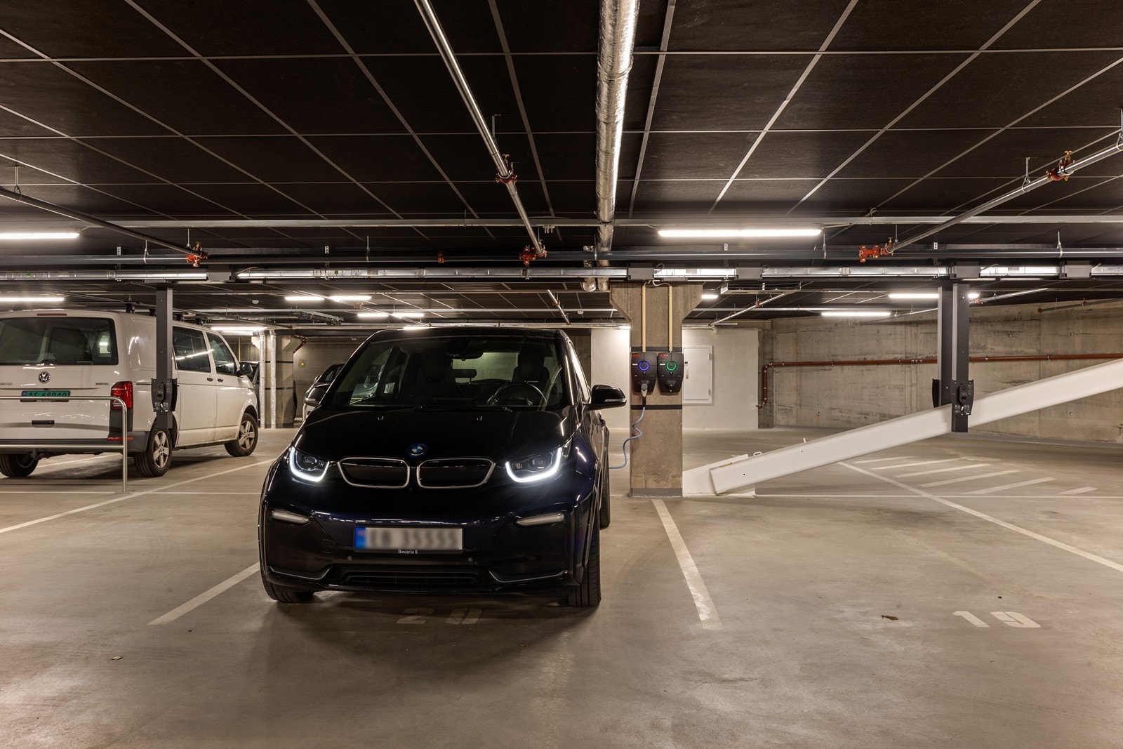 Boligen disponerer parkeringsplass i felles garasjeanlegg, denne vil medfølge ved salg, men må tinglyses på ny eier. Det er montert elbil-lader ved parkeringsplassen. Galleribilde