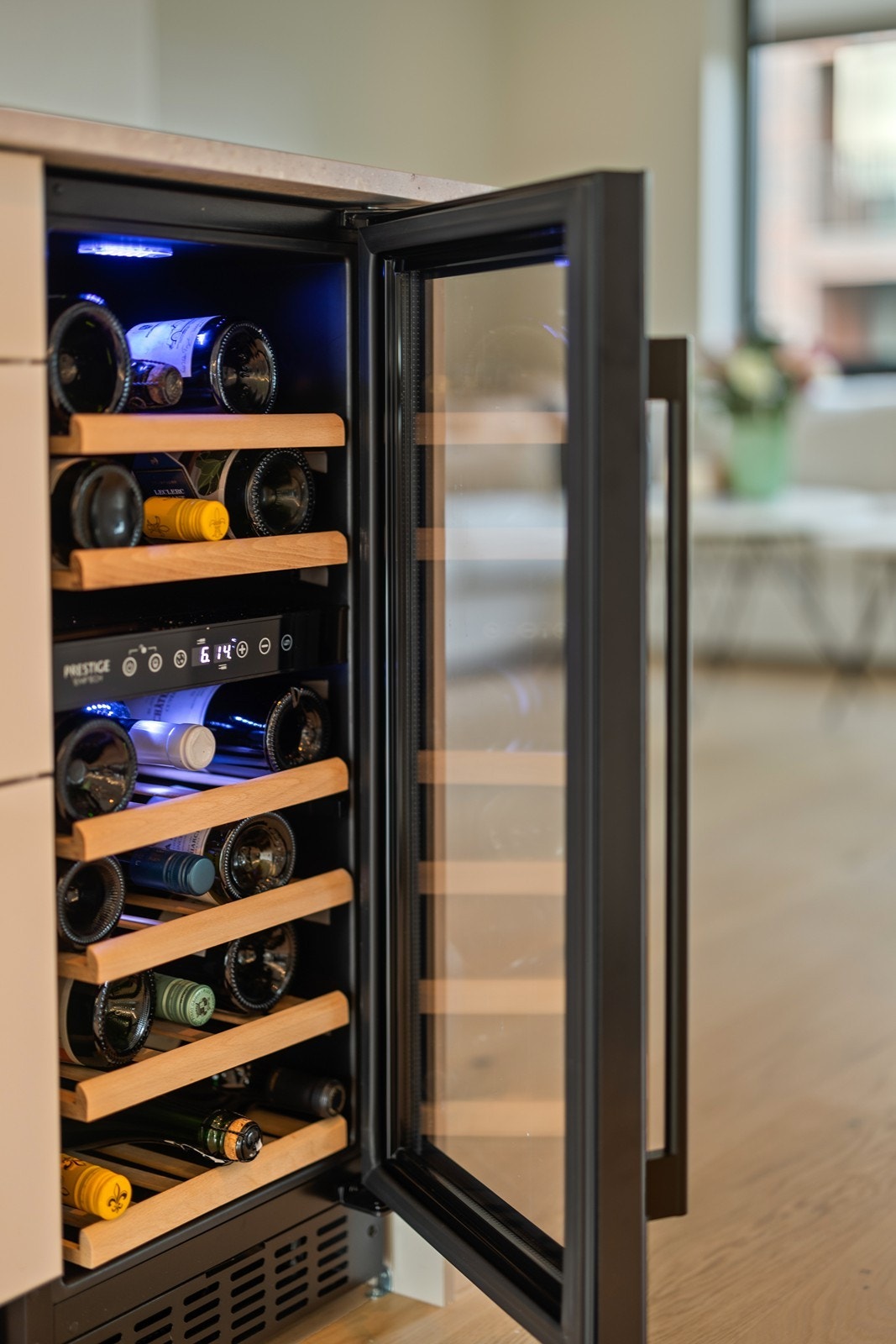 Integrert vinskap i kjøkkenøya gir et eksklusivt preg. Galleribilde