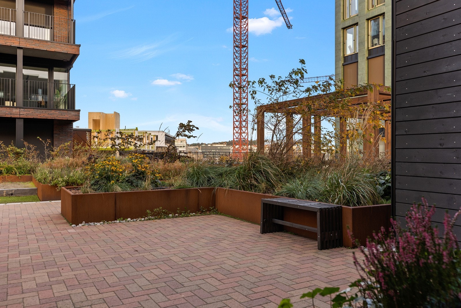 Hyggelige sitteplasser og grøntområder i umiddelbar nærhet til boligen. Galleribilde