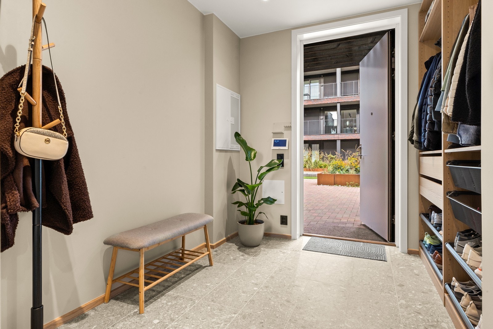 Romslig entré med flislagt gulv og en stor, åpen garderobeløsning, som gir god lagringsplass til klær og sko. Det er vannbåren varme i hele etasjen, med unntak av hovedsoverommet. Dette gir en jevn og behagelig temperatur gjennom store deler av året. Galleribilde