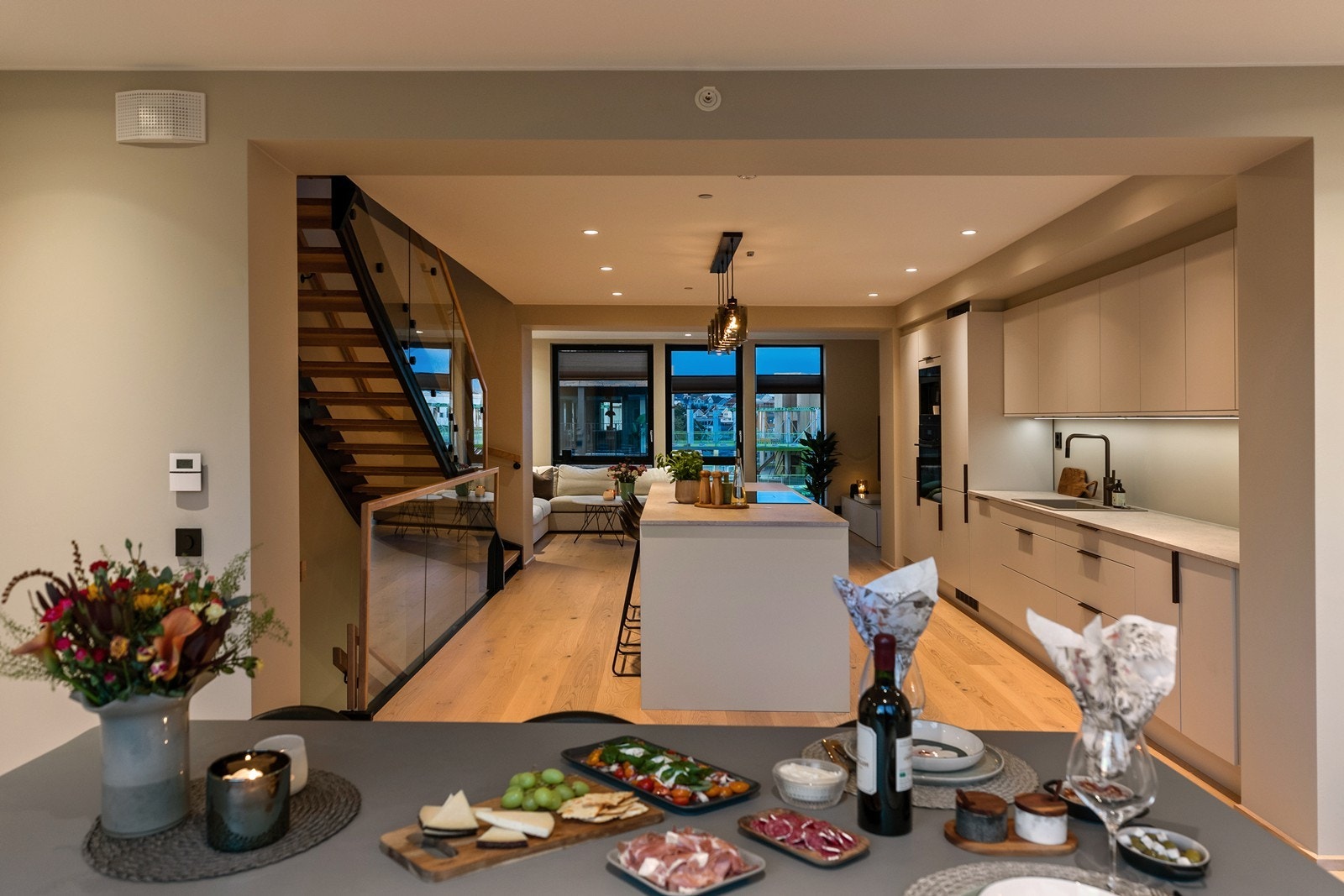 Stilrene overflater i dempede farger gir et sofistikert uttrykk. Galleribilde