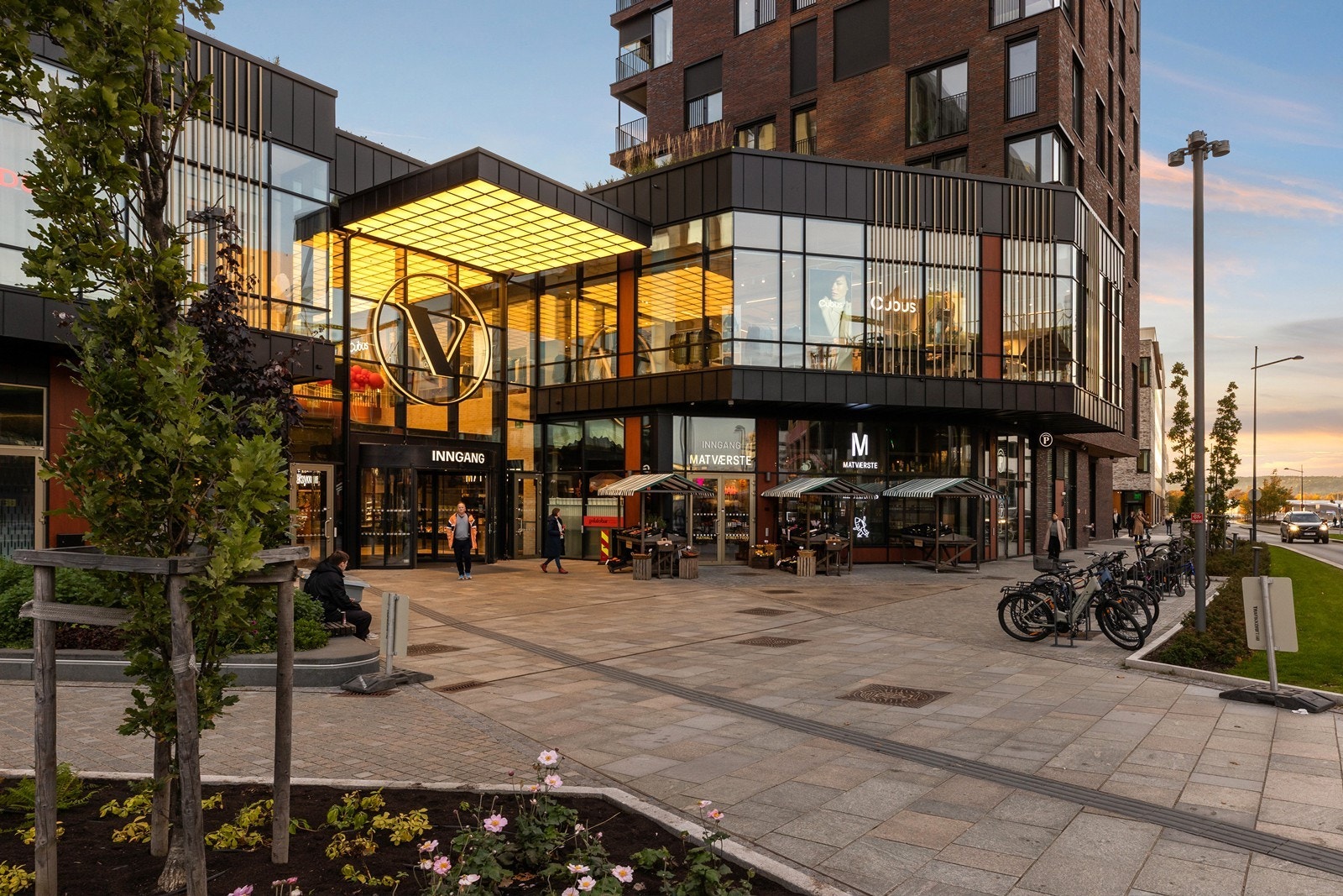 Værstetorvet ligger kun to minutters gange unna, med blant annet Matværste og apotek. Galleribilde