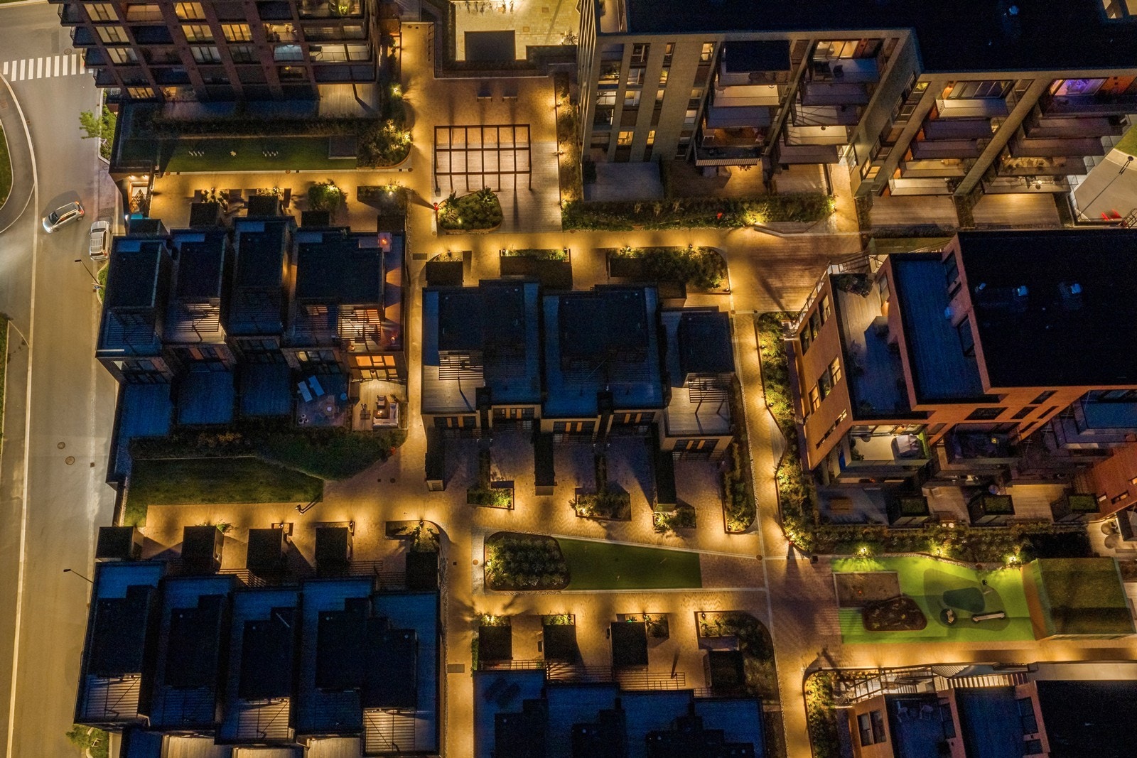 Flott enderekkehus i "Townhouse"-stil med gjennomtenkt arkitektur og private uteplasser. Galleribilde