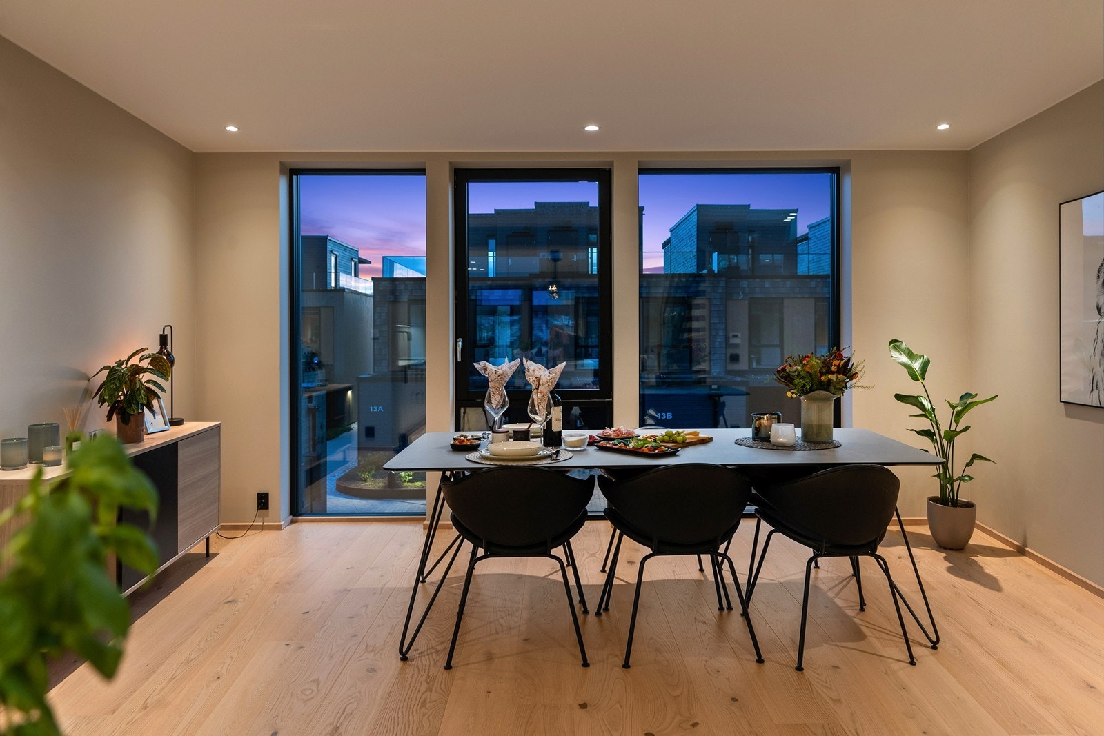 De store vinduene slipper inn rikelig med lys og gir en følelse av åpenhet. Galleribilde