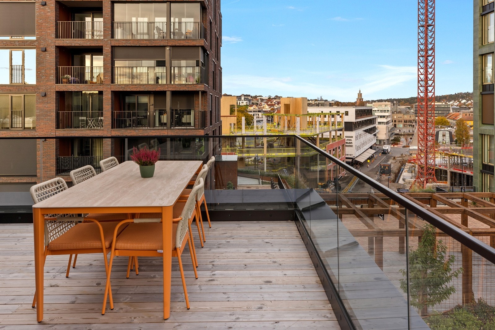 Takterrassen har rikelig med plass for en stor spisegruppe. Galleribilde