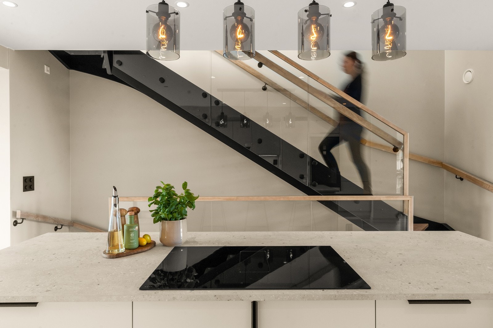 Trappen har håndløpere i heltre på begge sider for ekstra sikkerhet og komfort. Galleribilde