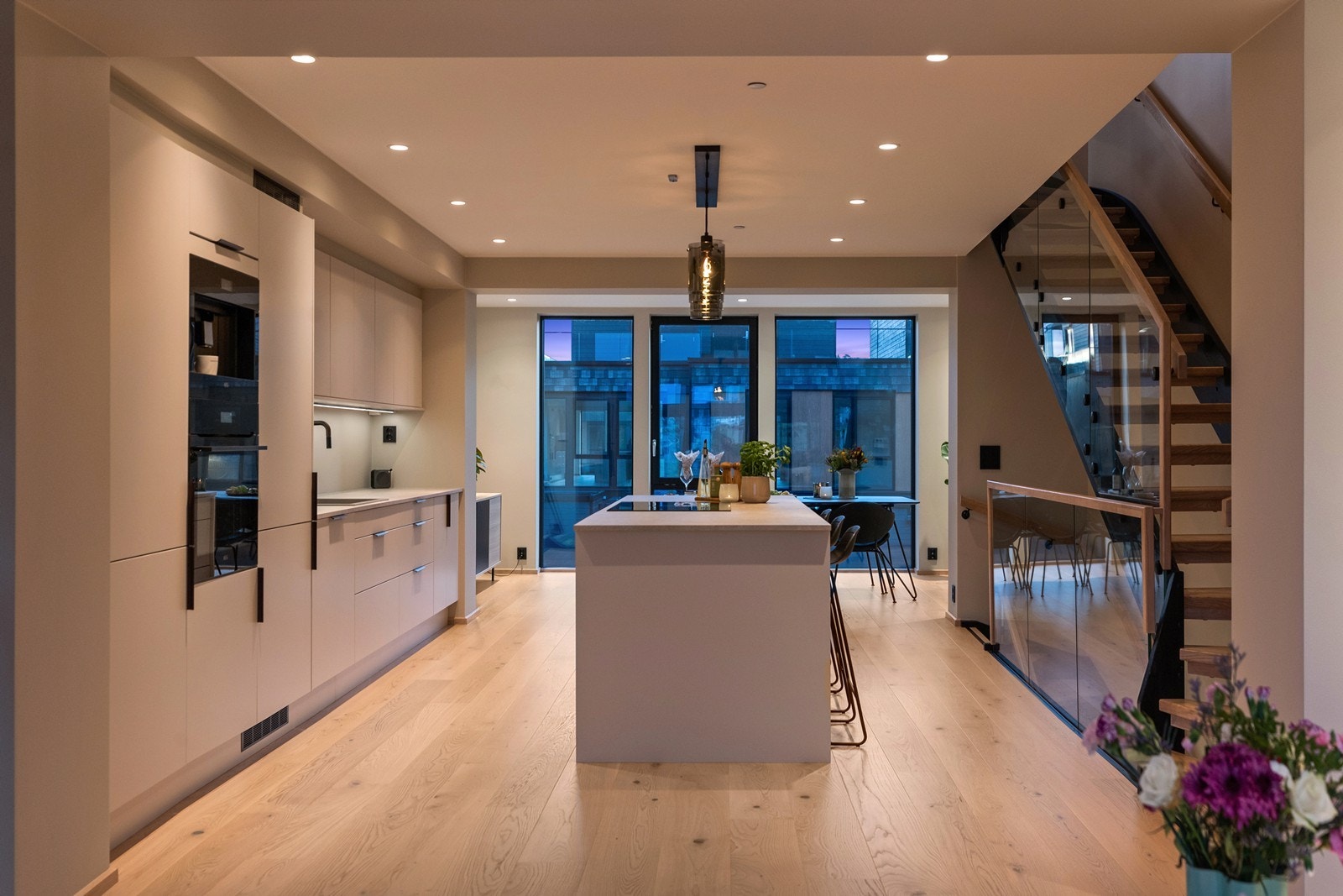 Andre etasje er et sosialt allrom hvor kjøkken, spisestue og stue flyter fint sammen. Det installert smart styringssystem (Smarthus) for lys og ventilasjon, som gjør hverdagen både enklere og mer energieffektiv. Galleribilde