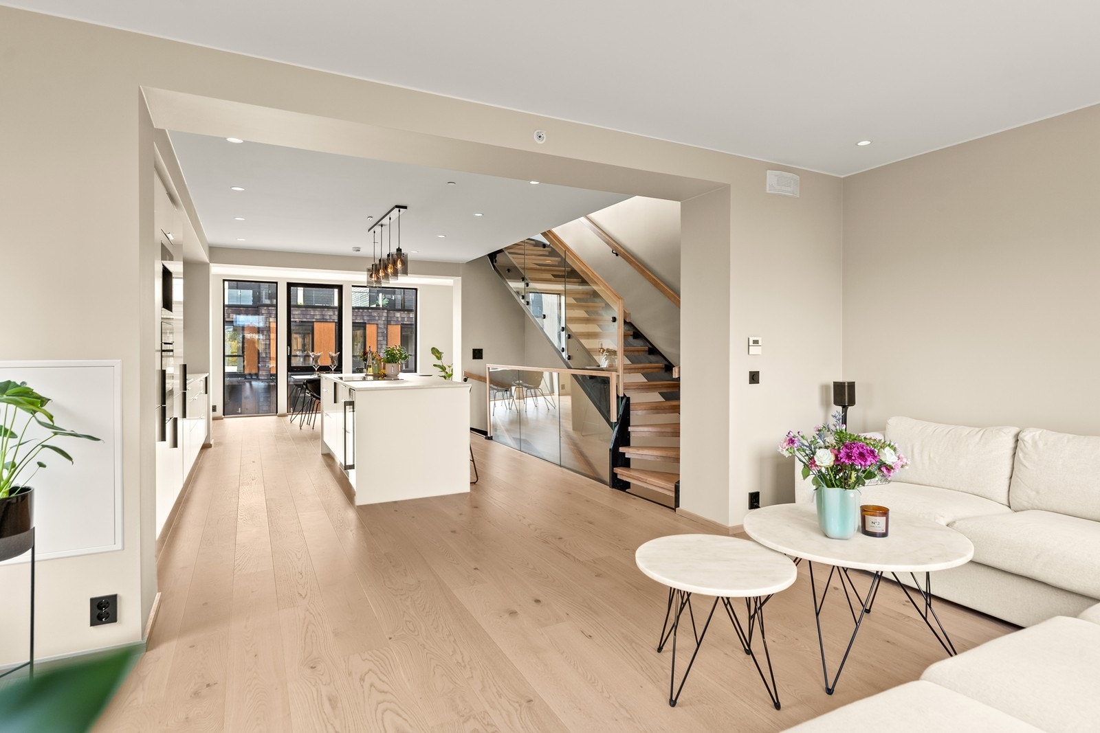 Hele etasjen har vannbåren varme i gulvet, som gir en jevn og behagelig temperatur. Galleribilde