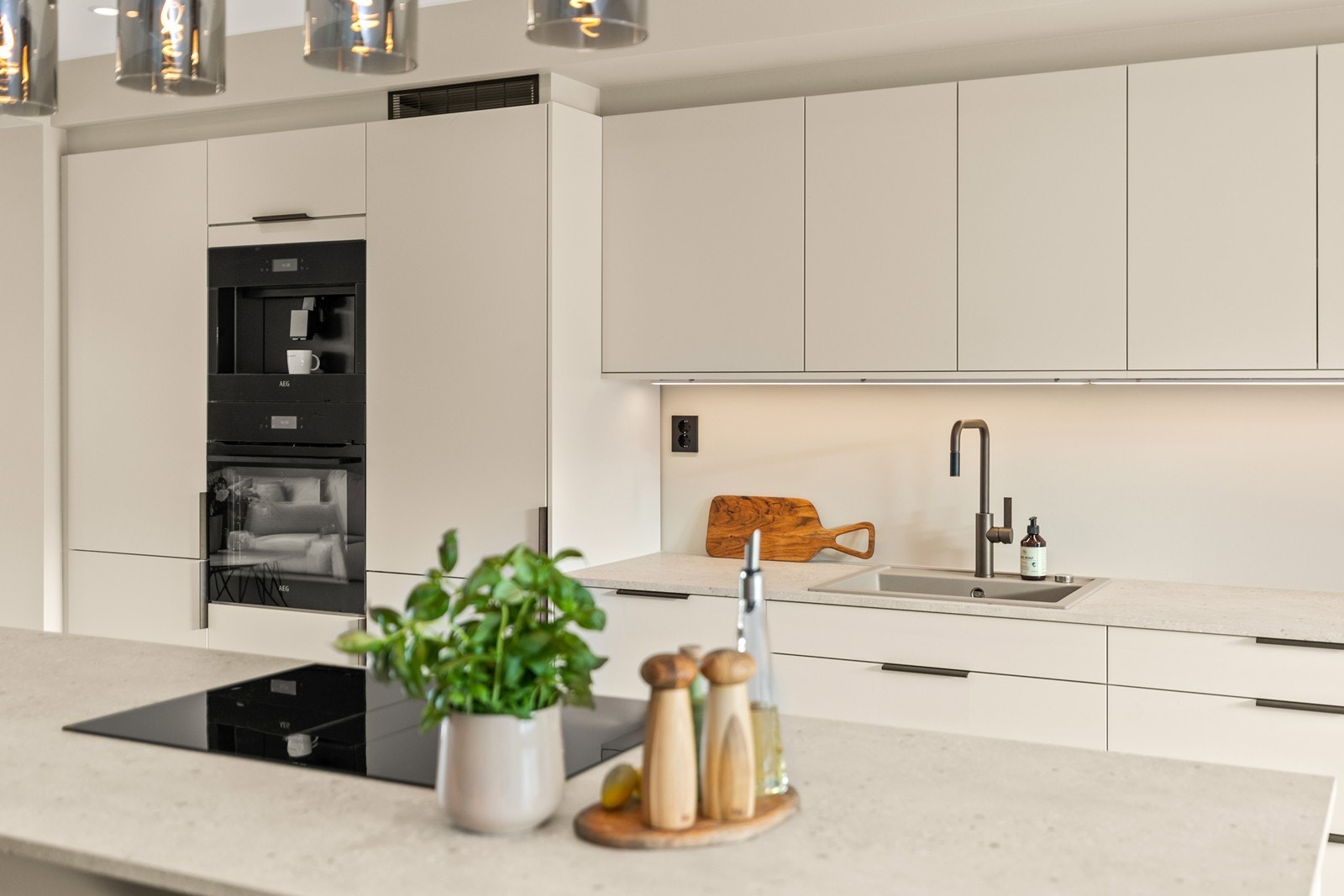 Kjøkkenet har integrerte hvitevarer som gjør matlagingen til en fryd. Galleribilde