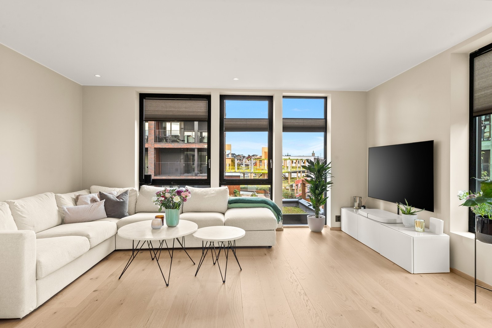 Det er plass til en stor salong med tilhørende tv og småmøbler i det andre delen av allrommet, stuen er det utgang til en fin, skjermet terrasse. Galleribilde