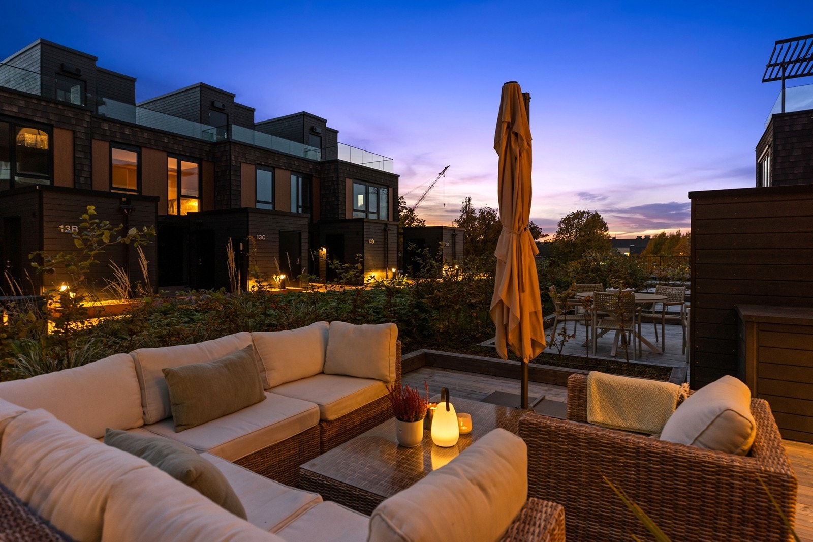 Uteplassen i første etasje er pent opparbeidet og har god plass til en hyggelig salonggruppe. Galleribilde