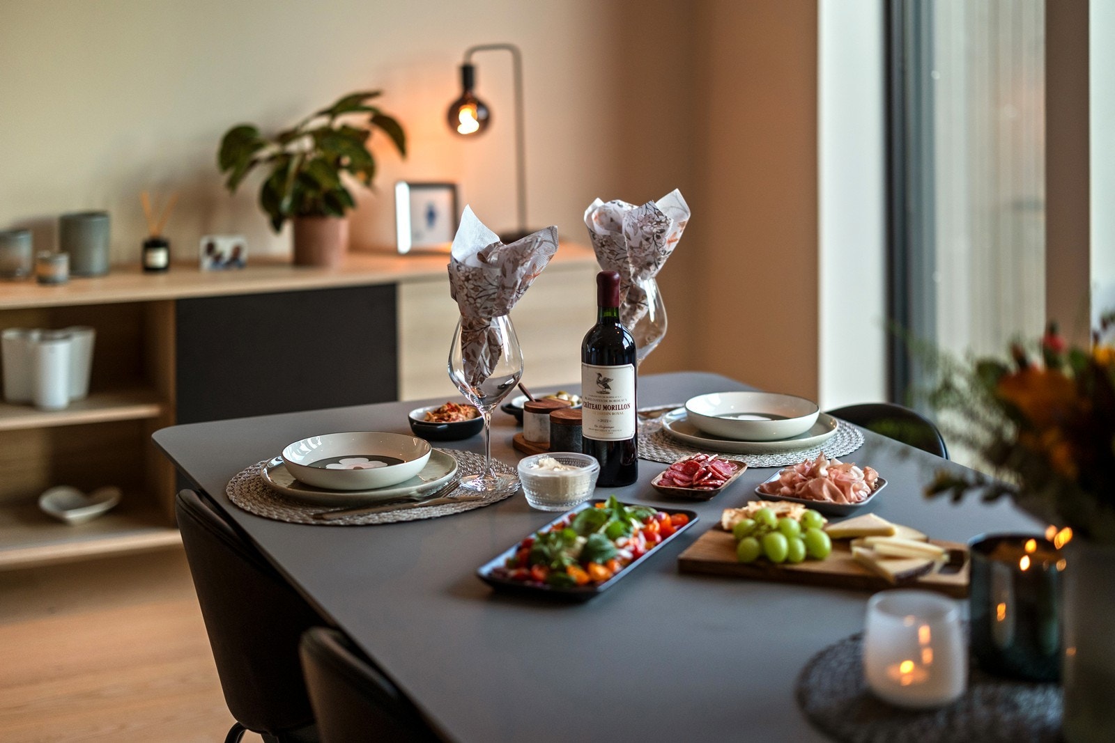 Her er det god plass til å dekke på for både hverdag og fest. Galleribilde