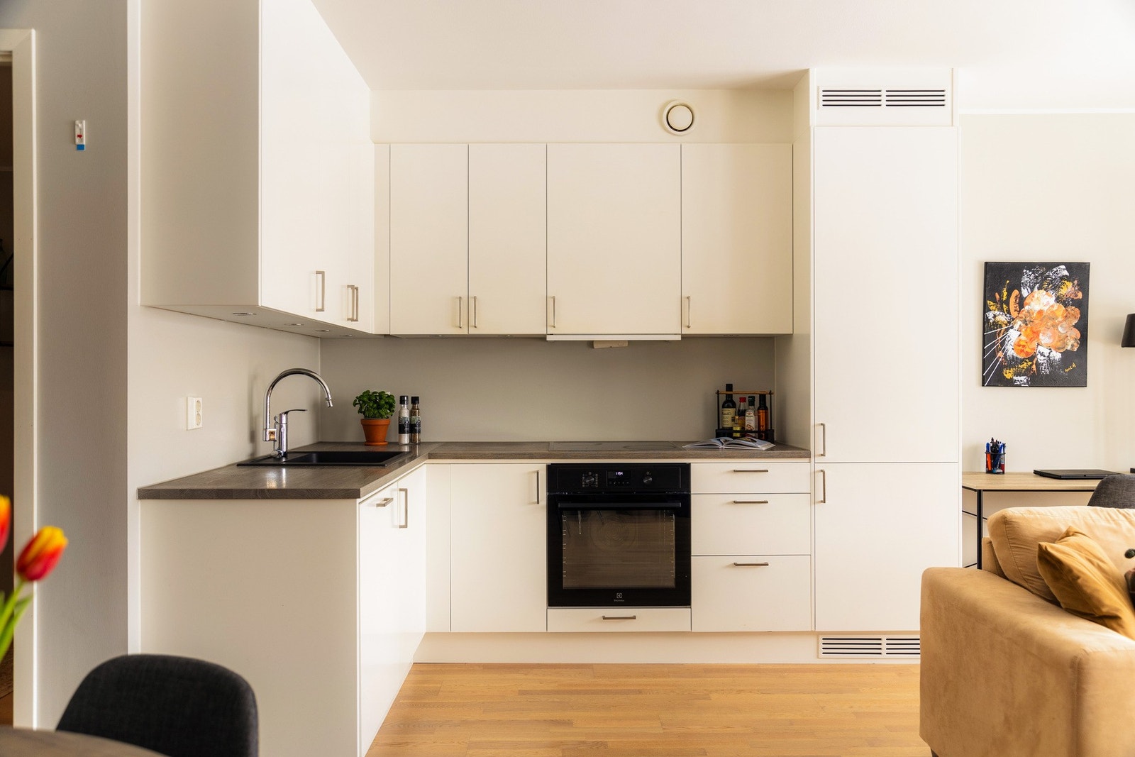 Kjøkkenet er utstyrt med integrerte hvitevarer som kjøl/frys, oppvaskmaskin, stekeovn og induksjonstopp med komfyrvakt. Galleribilde