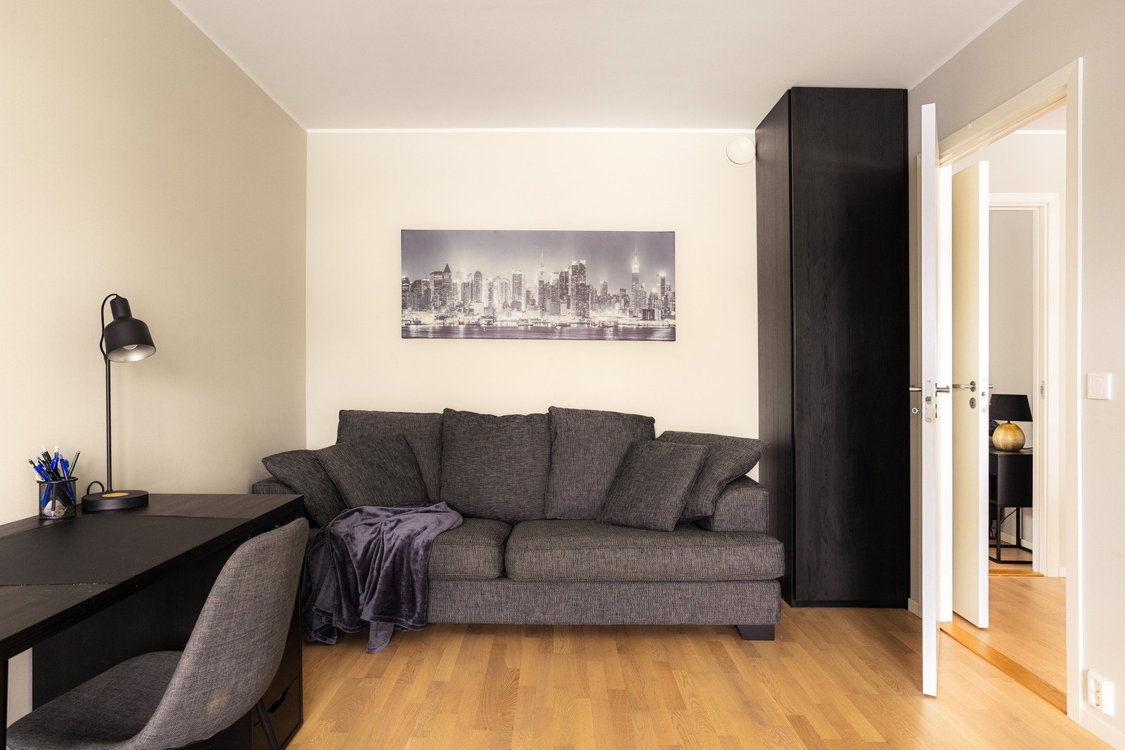 Dette er et fleksibelt rom som også egner seg godt som TV-stue eller spisestue Galleribilde