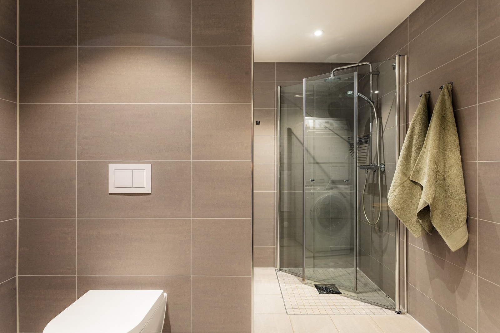 Vegghengt toalett med innebygget sisterne gir et stilrent uttrykk. Galleribilde