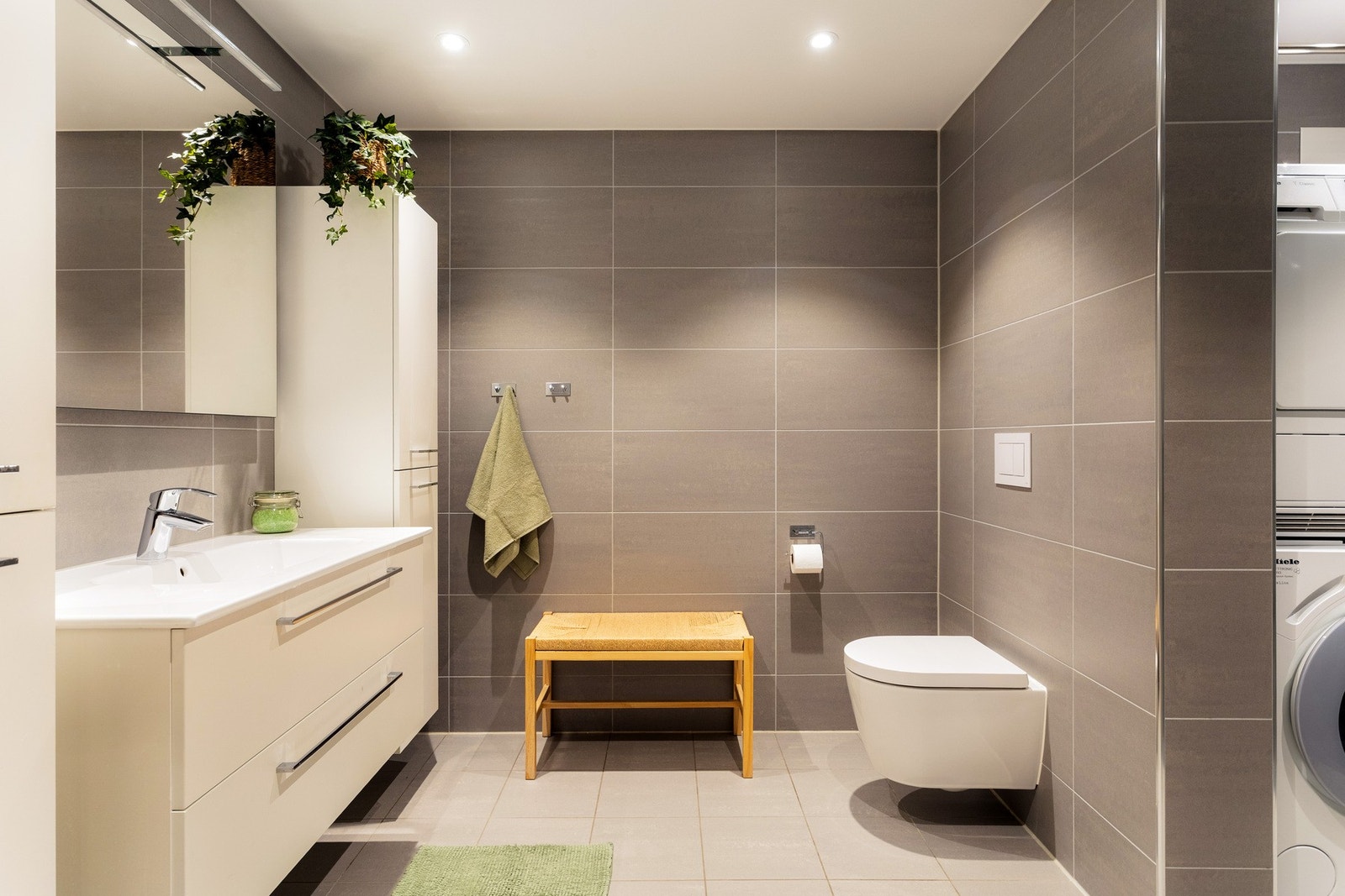 Baderommet er stort, delikat og moderne, oppført i 2020, med flislagte vegger og gulv samt vannbåren gulvvarme. Galleribilde