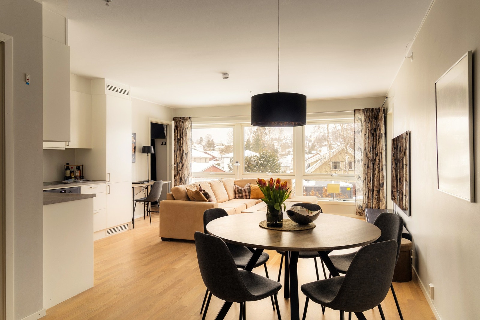 Her er det god plass til en romslig sofagruppe, TV-løsning og spisebord, samtidig som rommet også kan tilpasses en hyggelig lesekrok eller hjemmekontorplass. Galleribilde