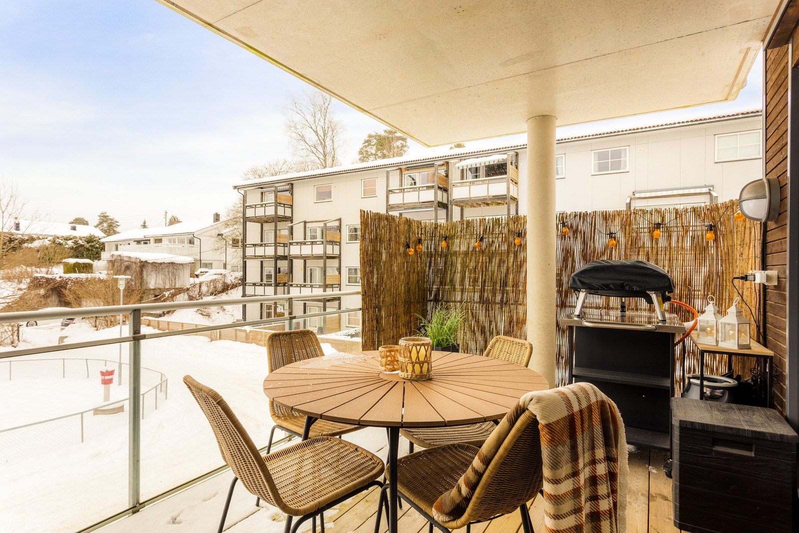 Fra stuen er det direkte utgang til en balkong på ca. 11 m², en flott forlengelse av oppholdsrommet i sommerhalvåret. Galleribilde