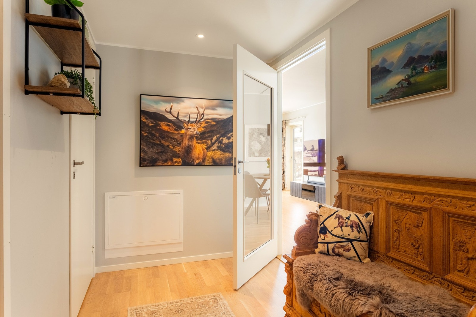 Downlights i taket gir et moderne og behagelig lys, og skaper en fin førsteopplevelse av boligen. Galleribilde