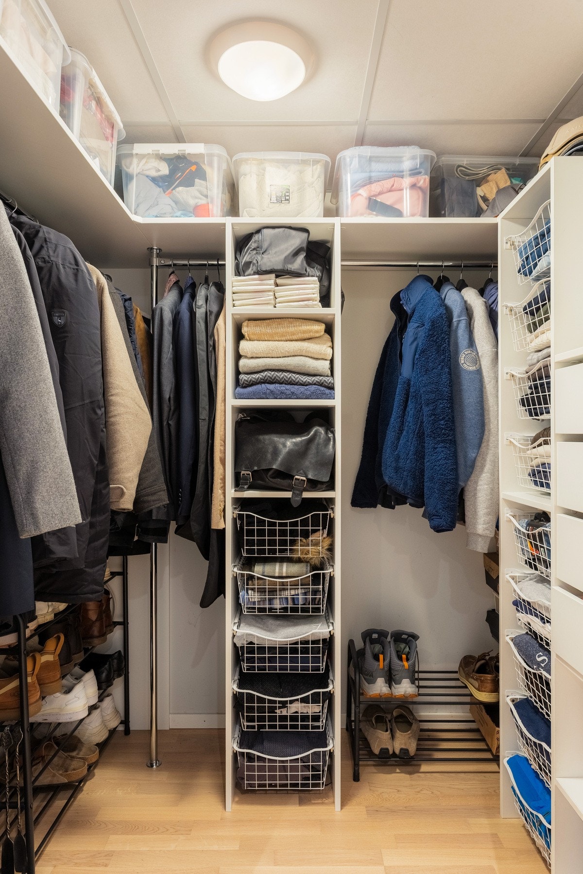 Ekstra lagringsplass i innvendig bod som i dag benyttes som et praktisk walk-in closet! Galleribilde