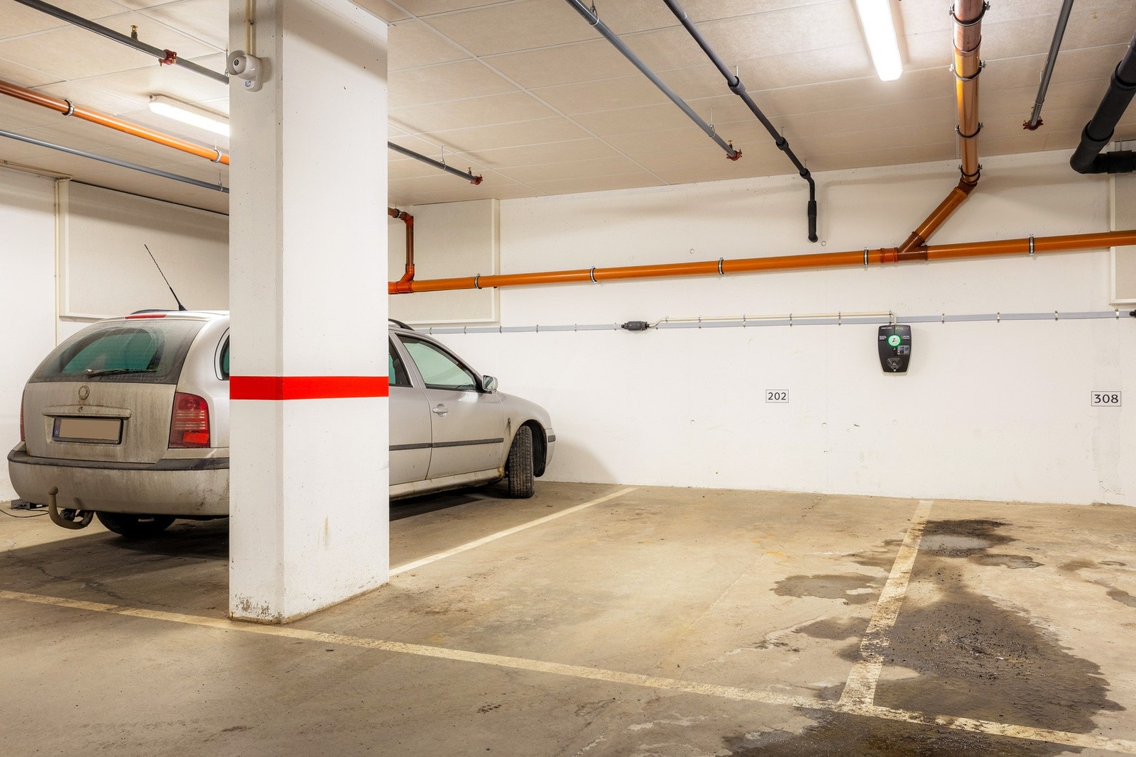 Leiligheten disponerer hele 3 biloppstillingsplasser med to elbilladere i parkeringskjeller merket nr 202. Galleribilde