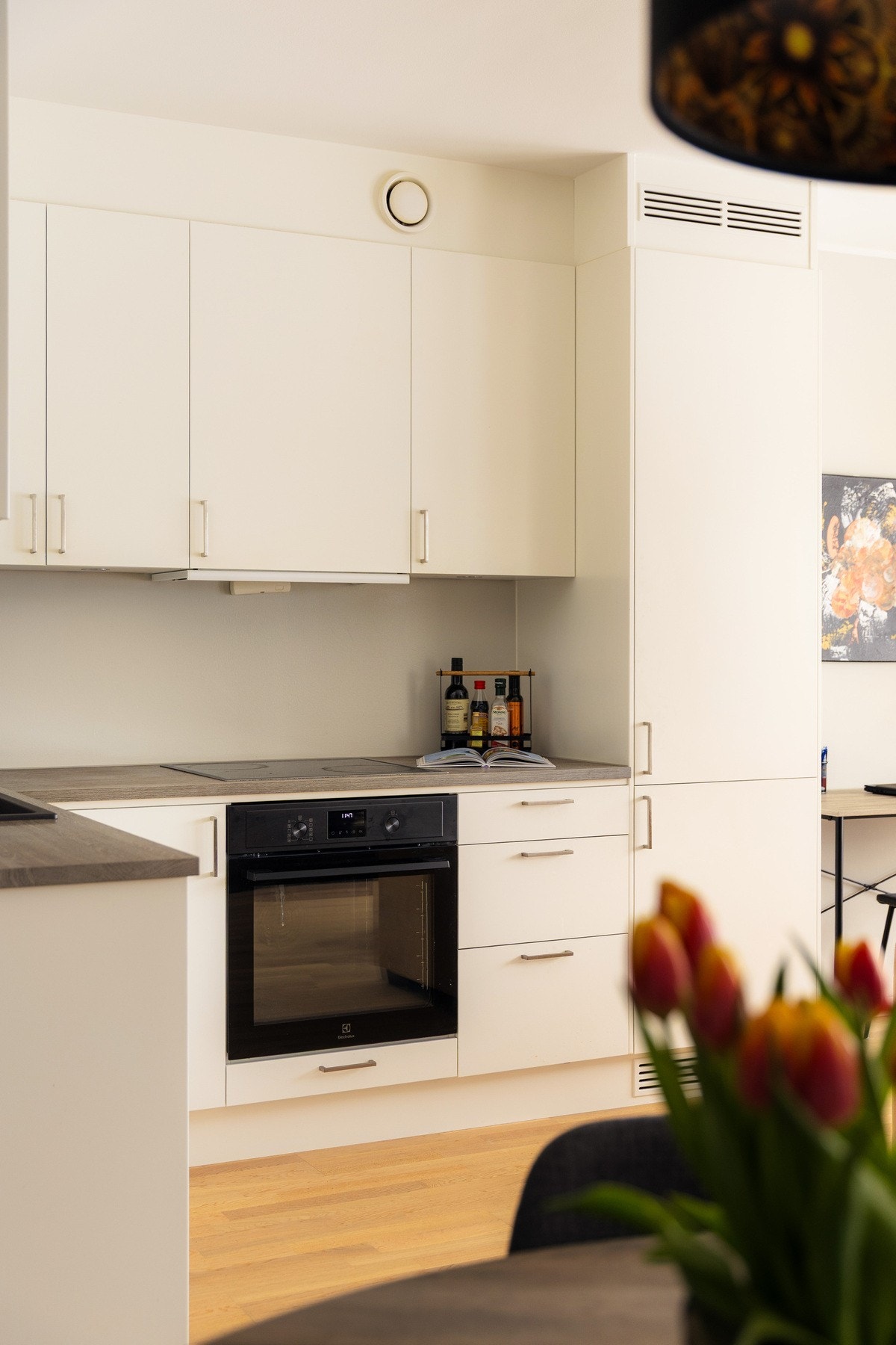 Kjøkkeninnredningen er levert av Drømmekjøkkenet i 2020 og har slette, tidløse fronter og praktiske laminatbenkeplater. Galleribilde