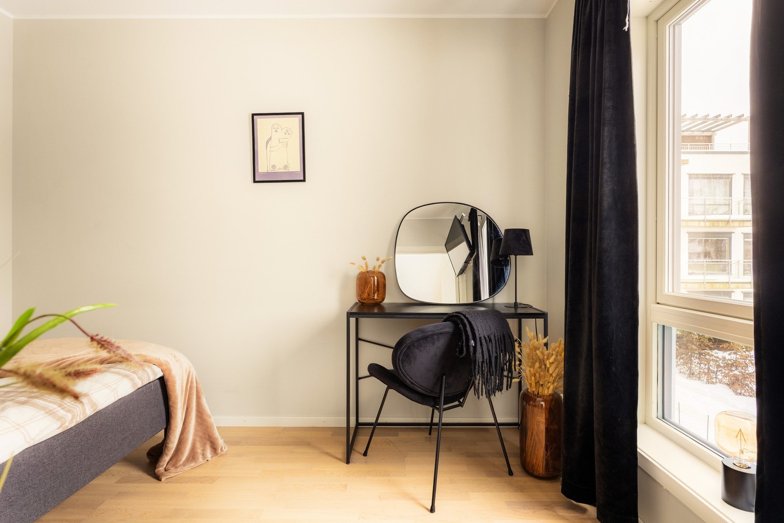 De øvrige soverommene passer utmerket som barnerom, gjesterom eller hjemmekontor, og gir deg mulighet til å skape akkurat den løsningen som passer din hverdag. Galleribilde