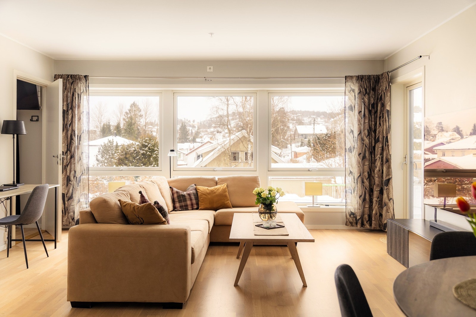 Store vindusflater slipper inn rikelig med naturlig lys og gir rommet en behagelig romfølelse. I tillegg får du en flott utsikt uten innsyn fra gjenboere. Galleribilde