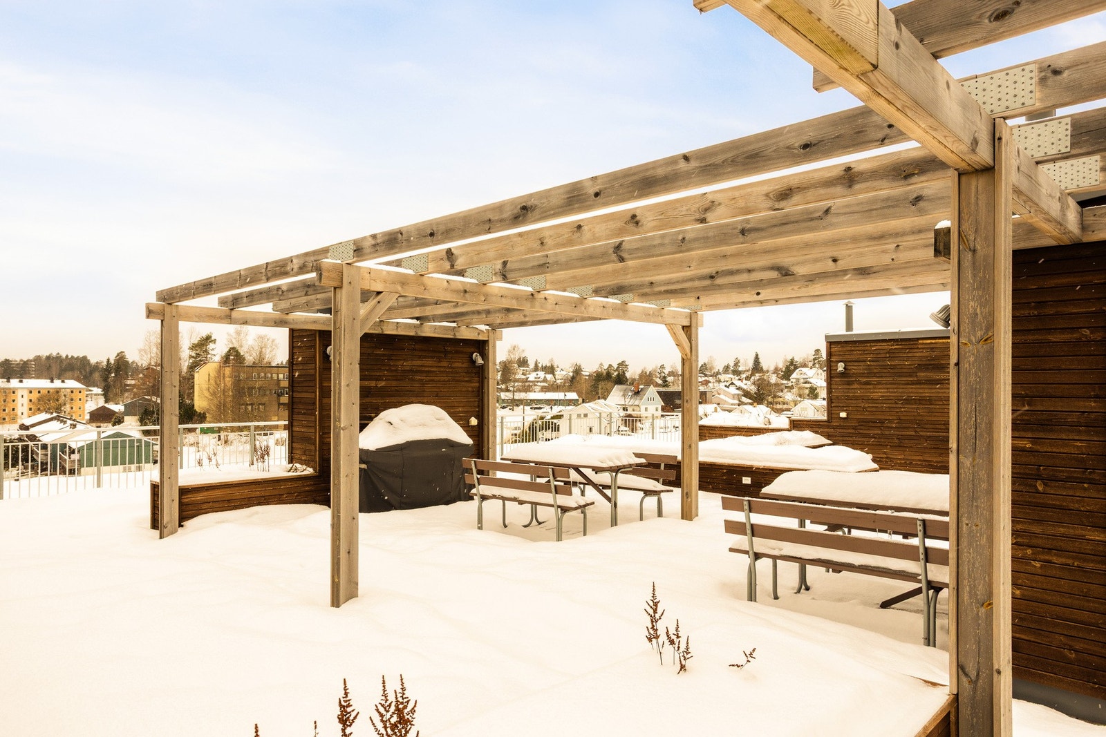 Sameiet har en flott felles takterrasse med flere sittegrupper, gassgrill og solsenger, og byr på en hyggelig atmosfære - perfekt for solrike dager, sosiale sammenkomster og rolige kvelder med en fin utsikt! Galleribilde