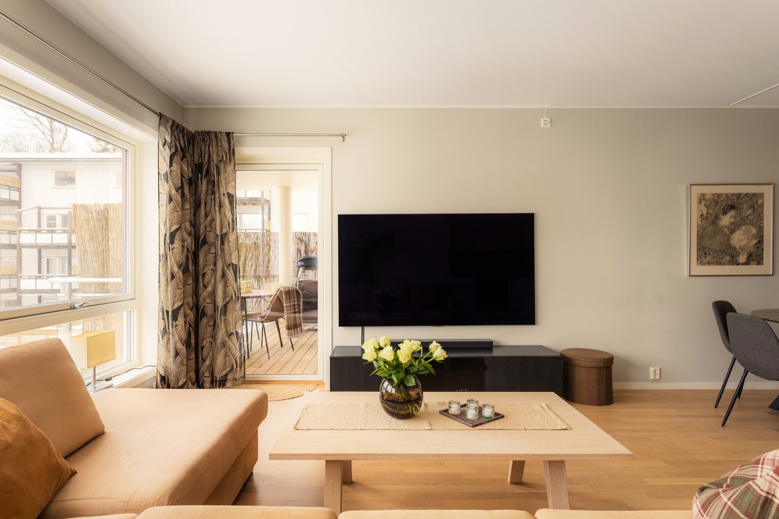 Stuen er et lyst og innbydende oppholdsrom med parkett på gulv og vannbåren gulvvarme som gir god komfort året rundt. Galleribilde