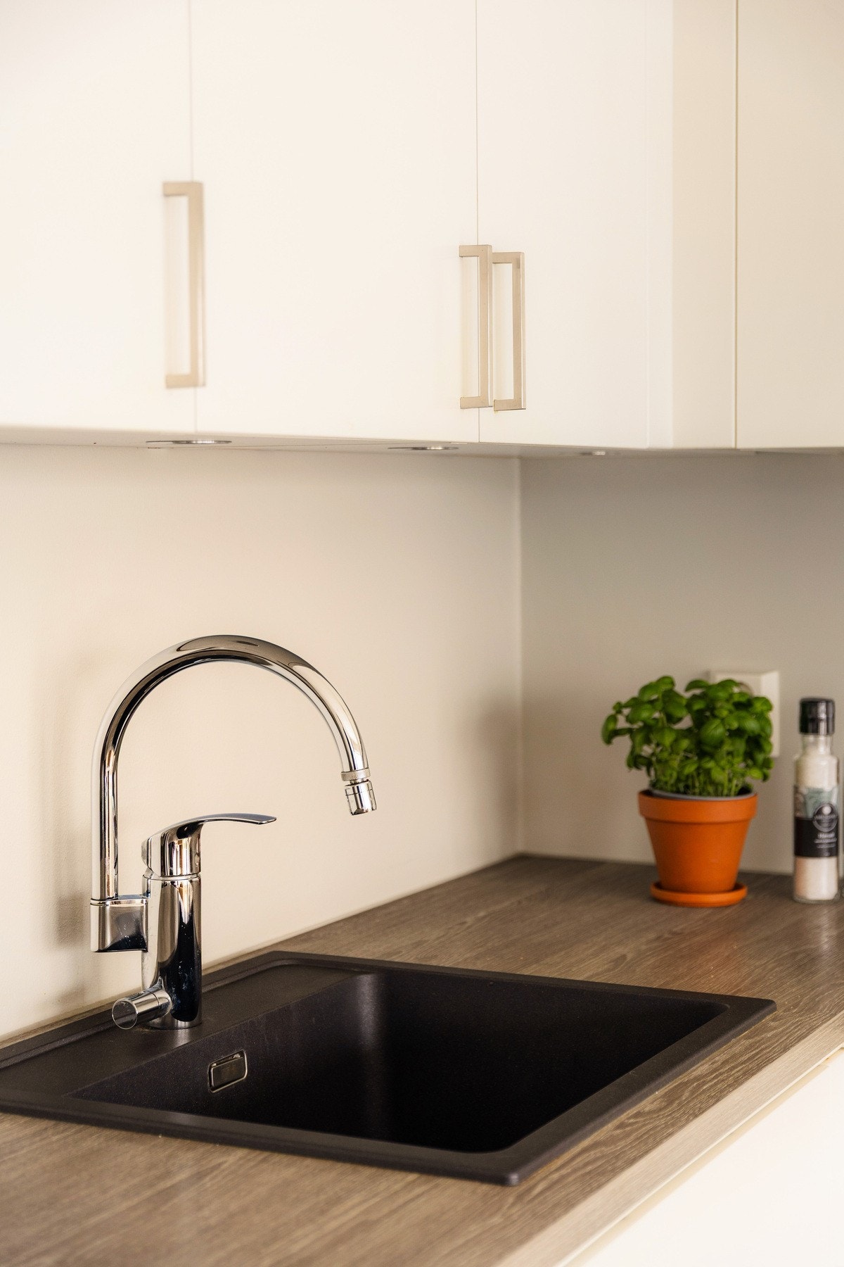 I tillegg har kjøkkenet nedfelt komposittvask, ettgreps armatur og god benkskapsbelysning. Galleribilde