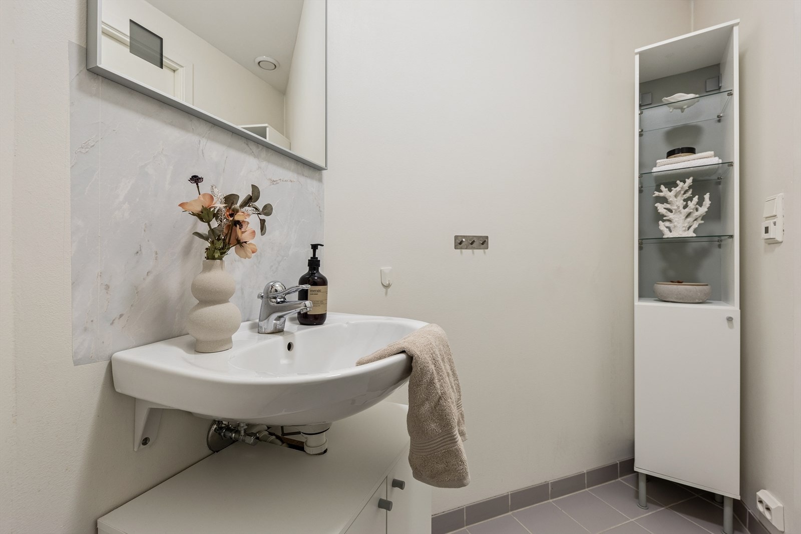 Toalettrommet har fliser på gulvet og malte plater på vegger. Galleribilde