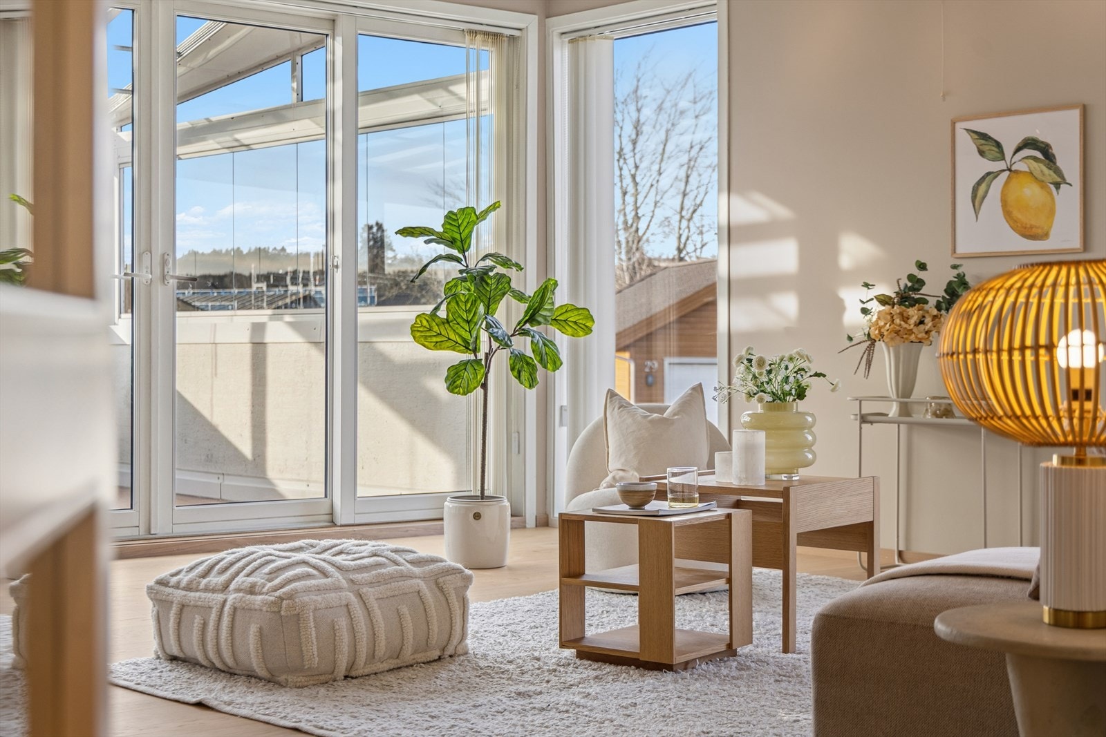 Fra stuen er det direkte adkomst til en romslig, innglasset balkong. Galleribilde