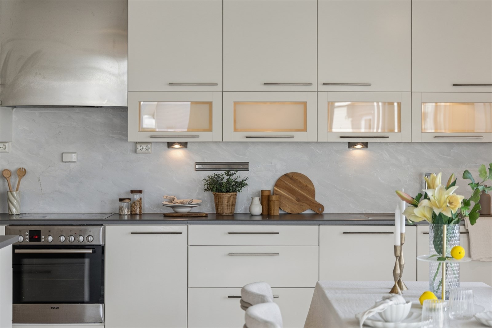 Kjøkkenet har en lys og tidløs utførelse. Galleribilde