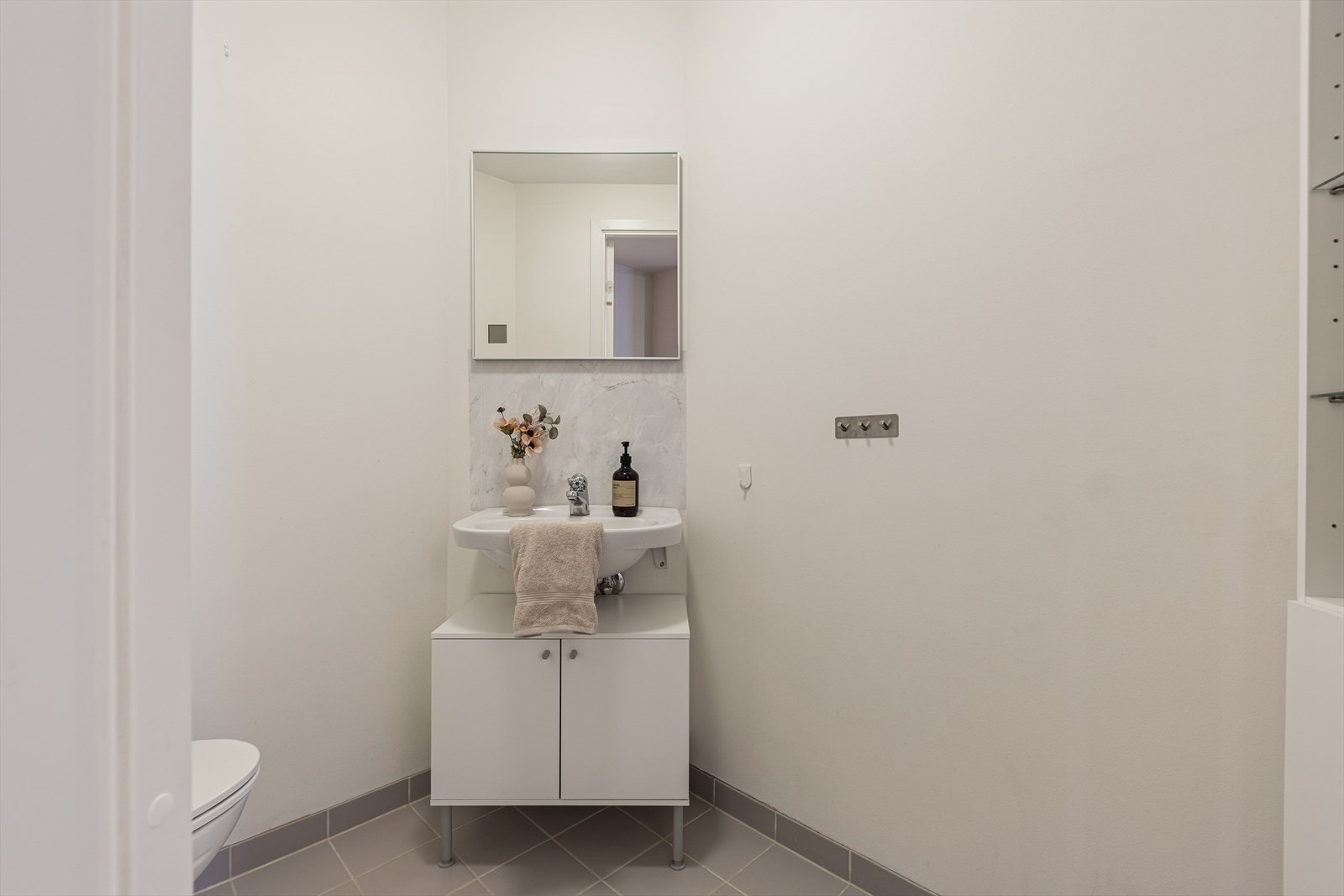 Toalettrommet er innredet med vegghengt servant og vegghengt toalett. Galleribilde