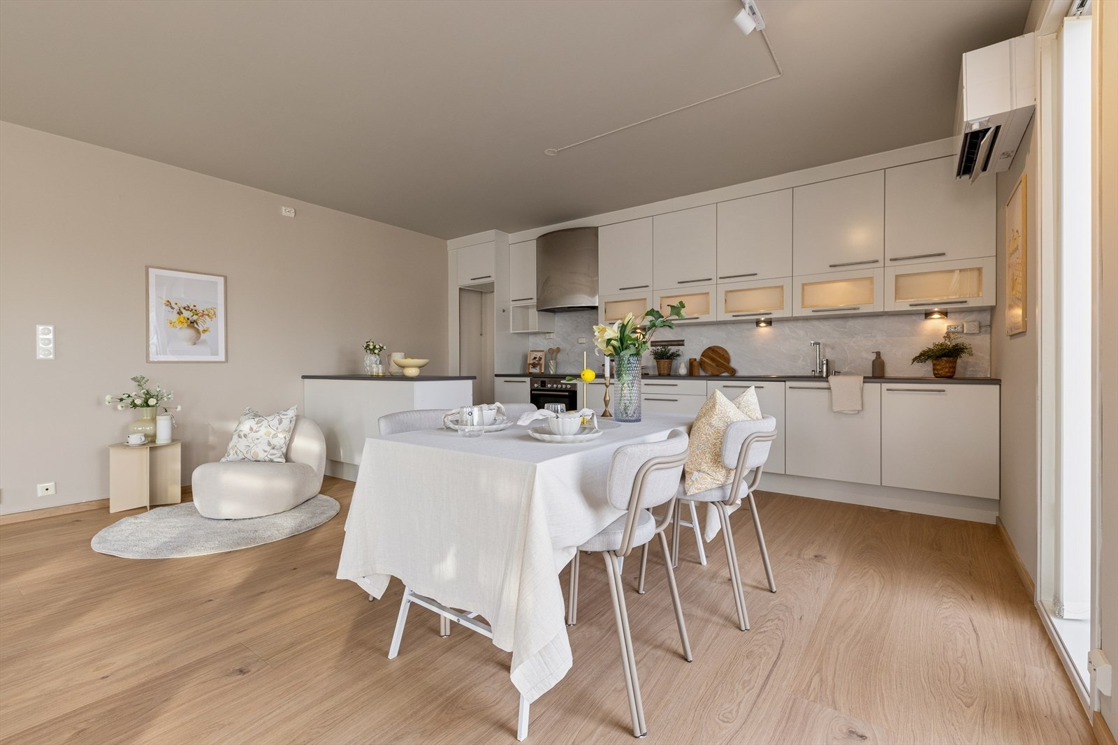 I stuen er det installert varmepumpe, noe som sørger for behagelig temperatur uavhengig av årstiden. Galleribilde