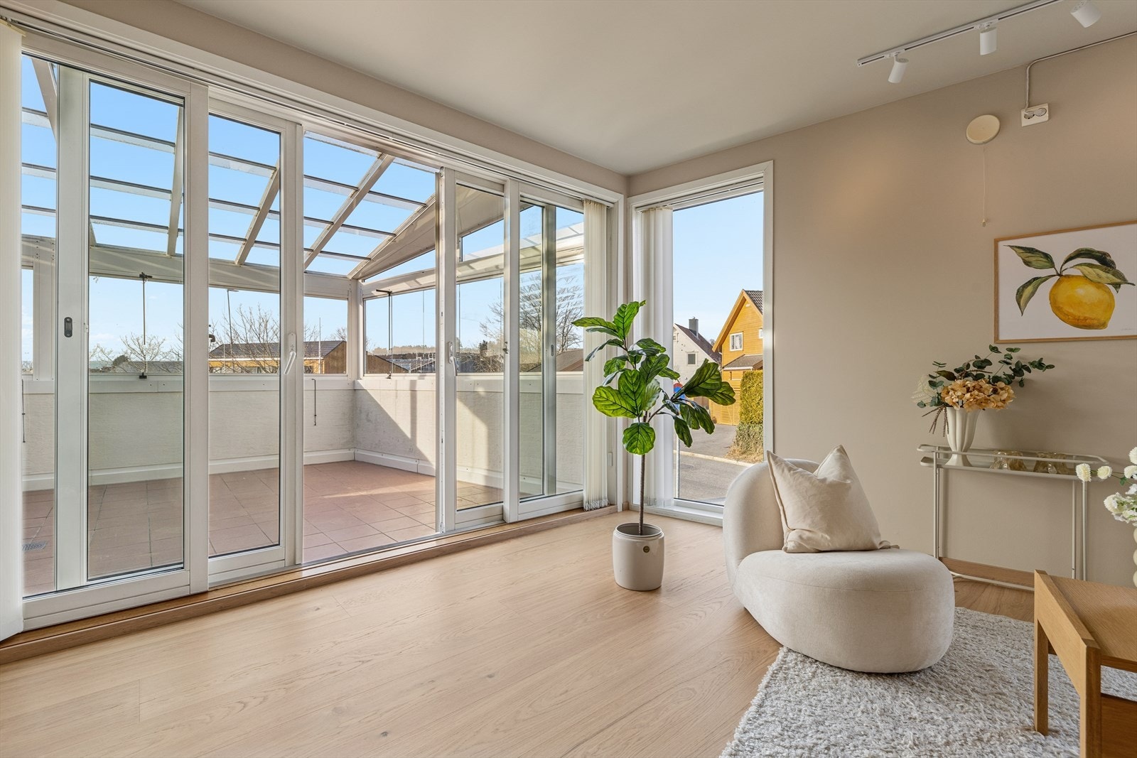 Rommet preges av store vindusflater. Galleribilde