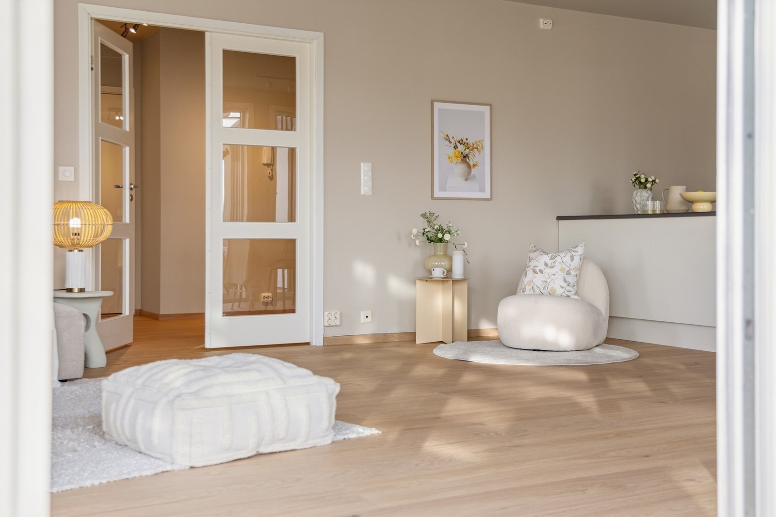 I 2026 ble det lagt ny parkett, og samtlige overflater ble malt i en moderne og tidsriktig fargetone. Galleribilde