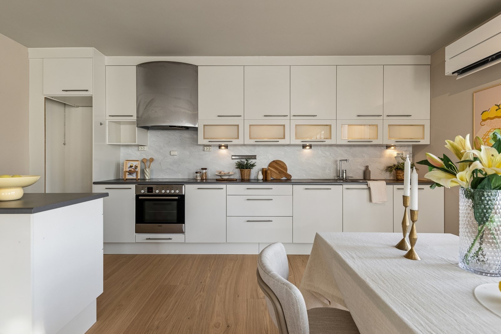 Kjøkken fra Norema med slette fronter og benkeplate i laminat utførelse. Galleribilde