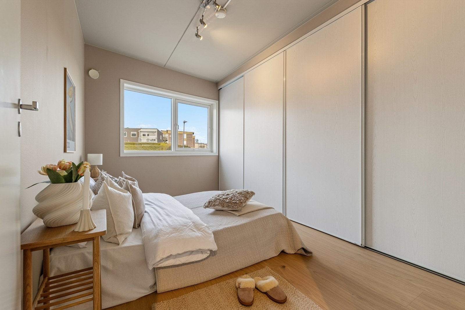 Hovedsoverommet har en romslig utforming og er innredet med en praktisk skyvedørsgarderobe. Galleribilde