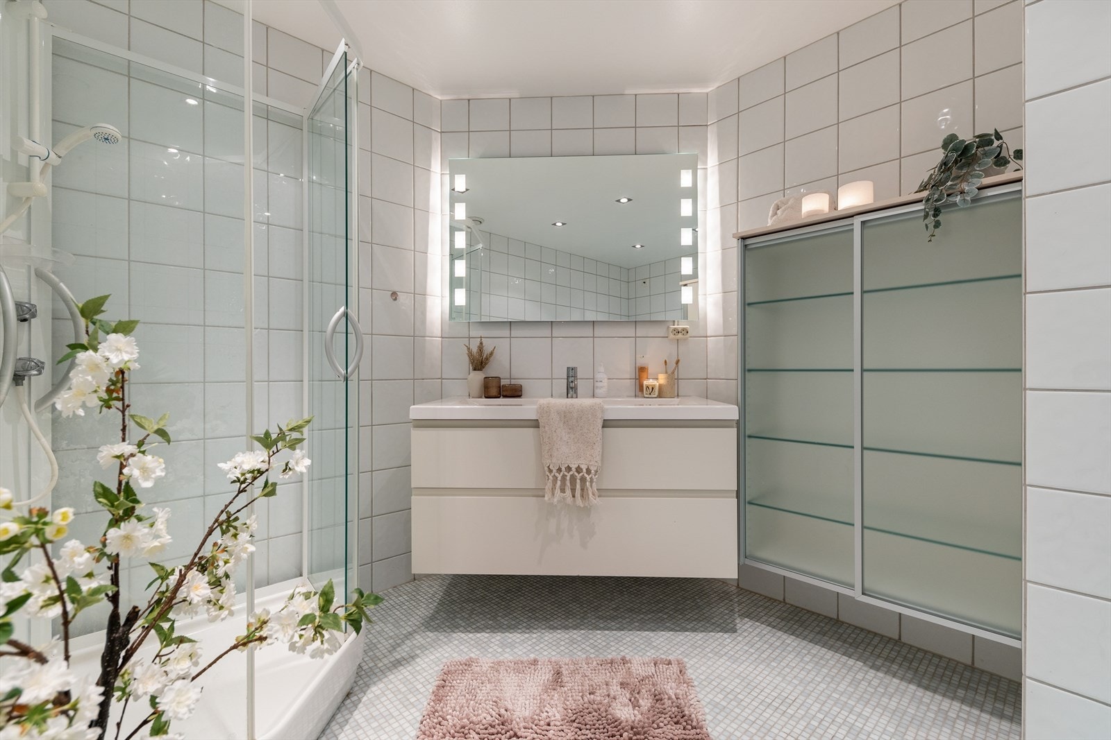 Badet har flislagt gulv med elektriske varmekabler og fliser på veggene. Galleribilde